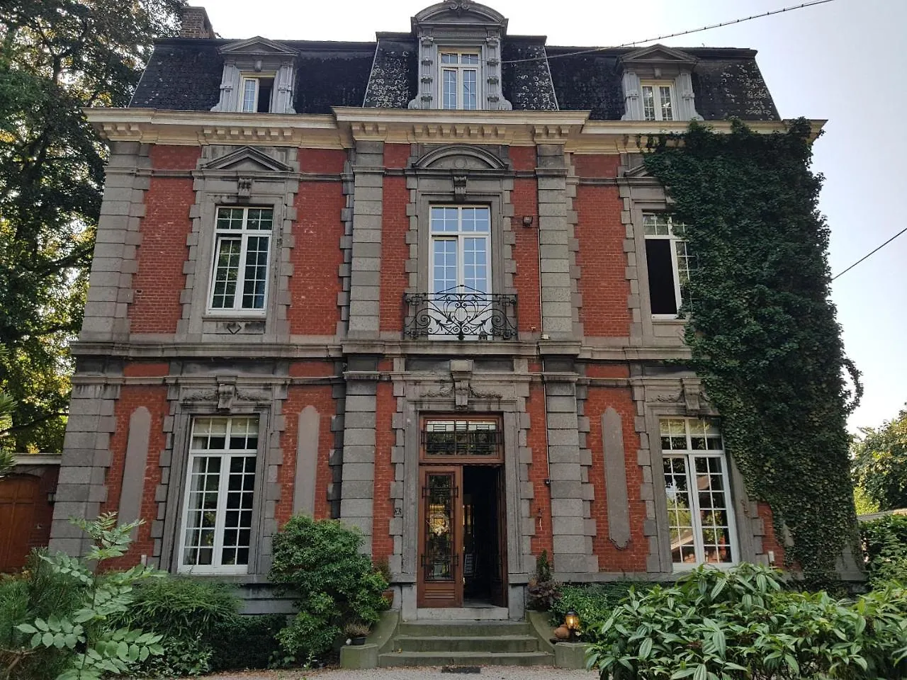 Hotel Chateau Lambert Moulinsart Hotel, Shuttle Airport, Long Term Parking, Snooker, Large Terrasse, Dinner, Breakfast Charleroi Belgium